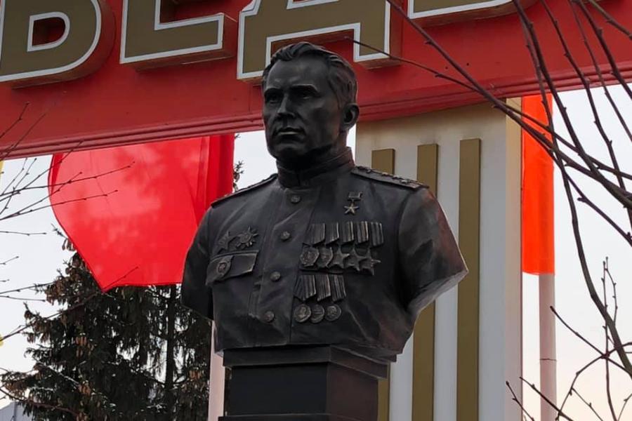 Памятники Героям России разрешили устанавливать по месту их жительства