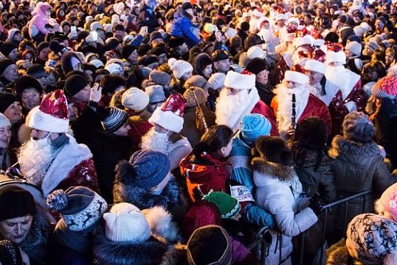 Сотни Дедов Морозов прошли по центру Тамбова