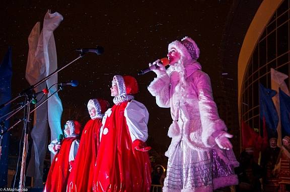 В центре Тамбова  Снегурочки со всей области устроили праздничный перфоманс