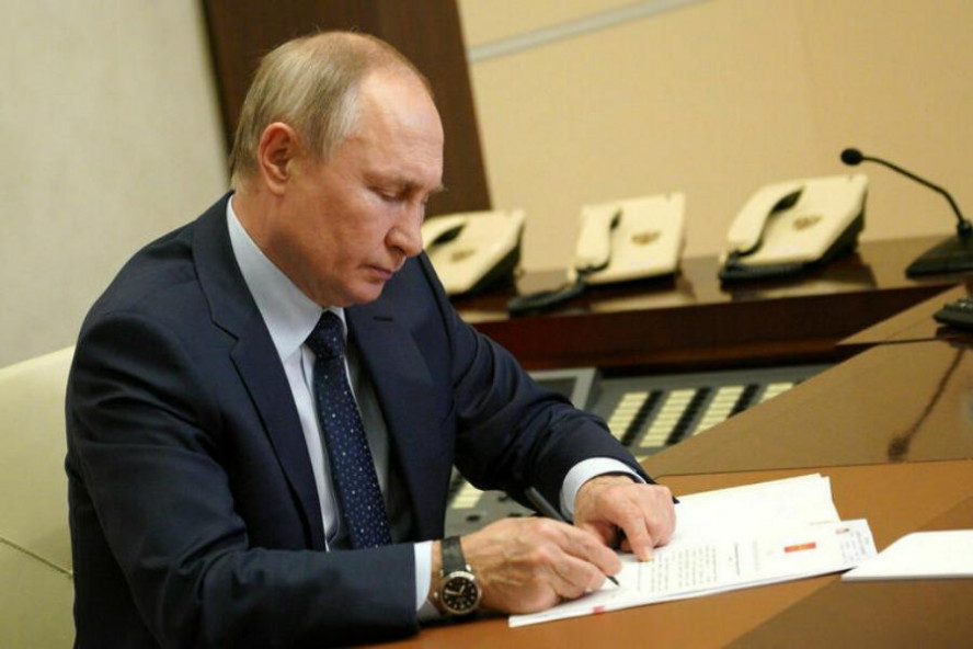 Президент России подписал закон о замене выдворения иностранцев штрафами в ряде случаев