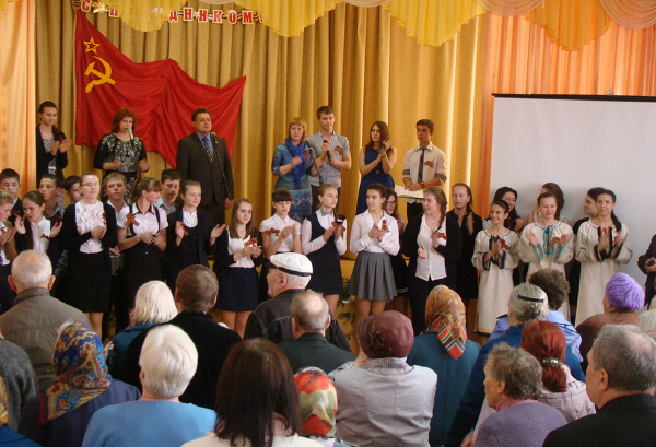 Котовские школьники поздравили ветеранов с Днём Победы
