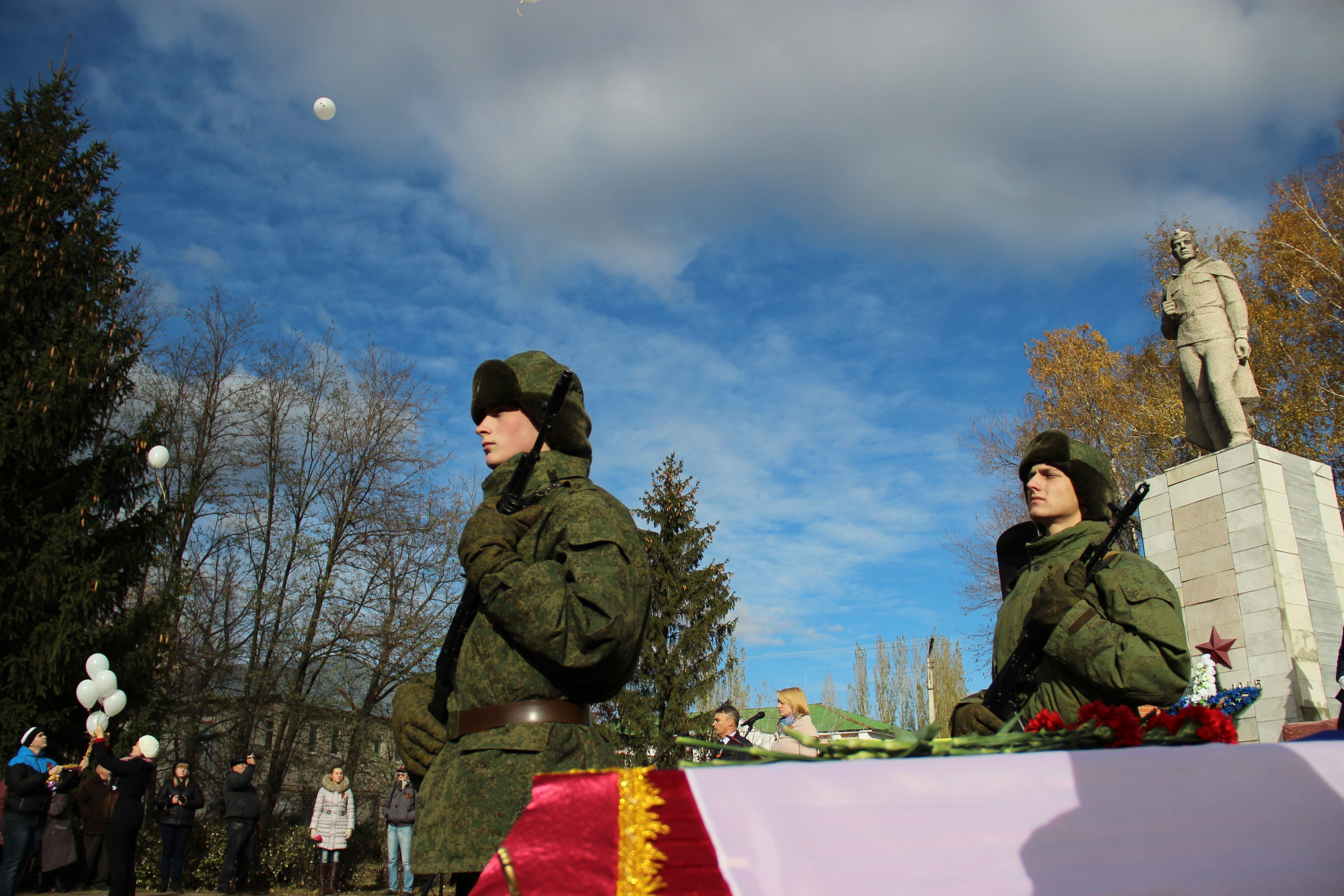 В поселке Ржакса состоялось захоронение останков бойца, которые тамбовская делегация привезла из Крыма