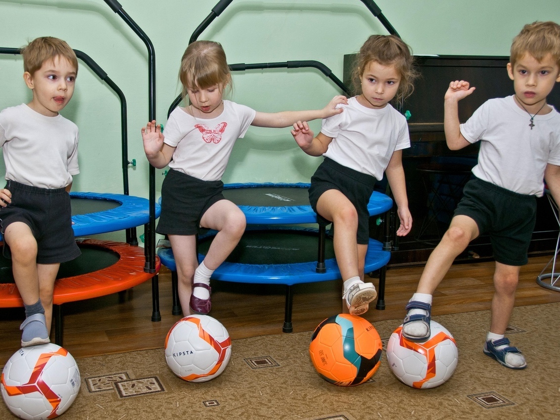 Учимся играть футбол. Спортивные игры для детей. Футбол для дошкольников. Футбол дети. Дутибол в детском саду.