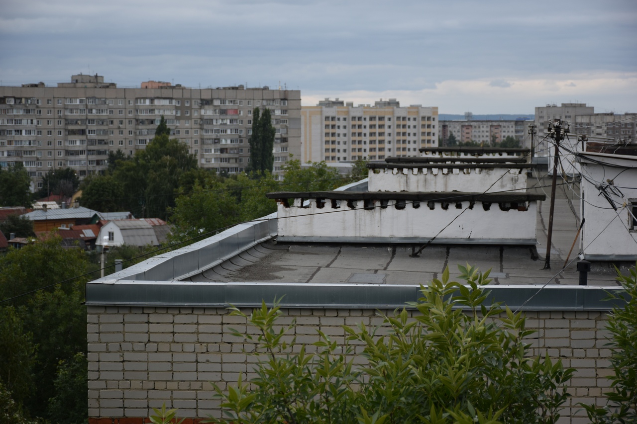 Плоская крыша многоквартирного дома
