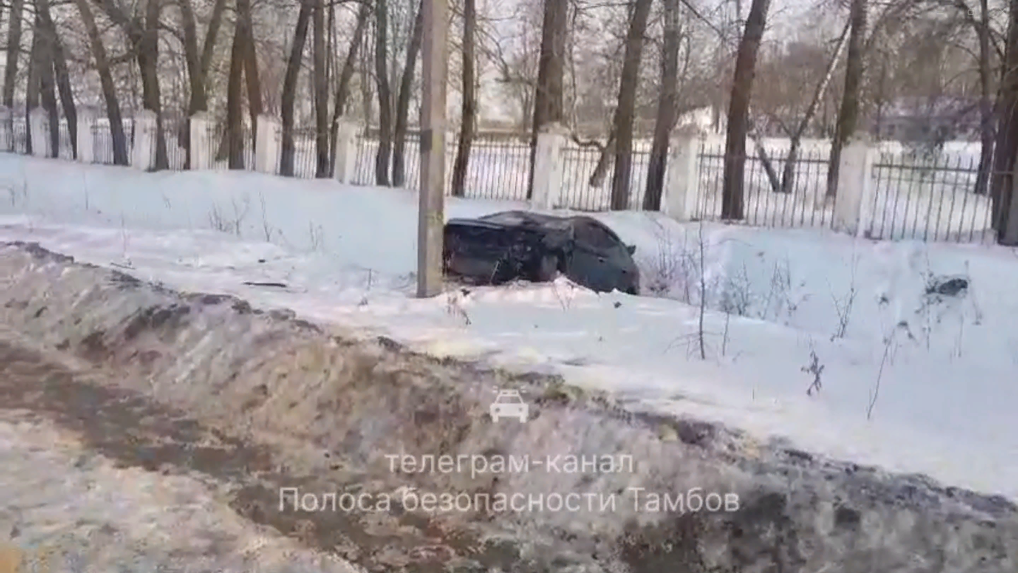 В Кирсанове пьяный водитель на иномарке перелетел через дорожное ограждение и врезался в столб