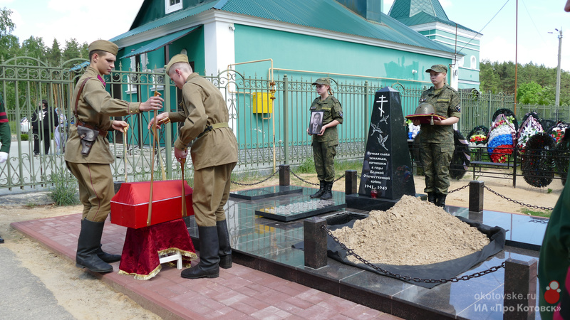 Похороны с воинскими почестями. Воинские захранениясамбекские высоты. Почести при захоронении погибших.