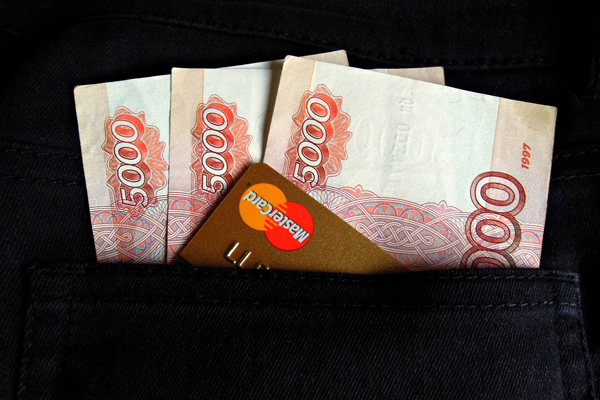 Родителям школьников хотят ежегодно выплачивать по 20 тысяч рублей