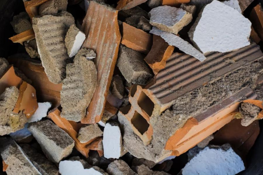 Тамбовчане жалуются на строительные отходы на берегу реки Жигалка