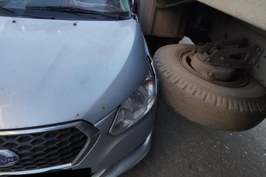 В Тамбове иномарка попала под колёса грузовика