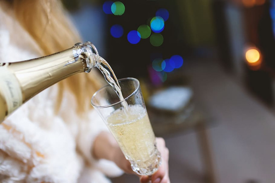 Названы популярные виды шампанского и вина у россиян перед Новым годом