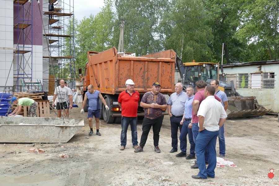 Глава Котовска Алексей Плахотников провел совещание с подрядчиками на стройплощадке экотехношколы