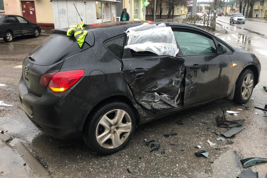 В Тамбове при столкновении двух автомобилей пострадала девушка