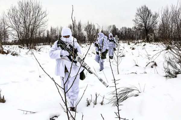 Спецназовцы отрабатывают в Тамбовской области навыки стрельбы, метания ножей и сапёрных лопаток