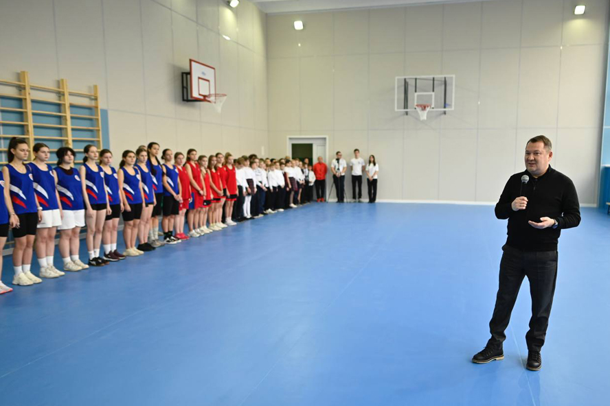 Максим Егоров открыл обновленный спортзал в городе Уварово