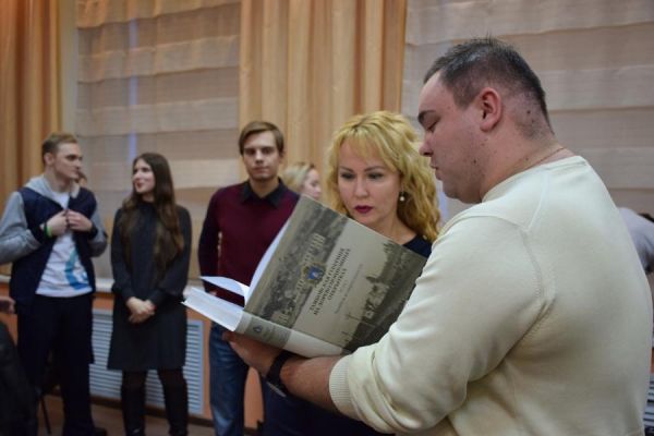 Глава Тамбова подарила книгу белорусским школьникам
