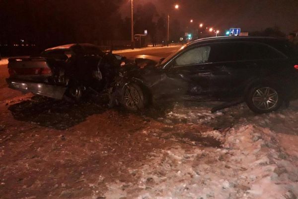 На Рассказовском шоссе ВАЗ врезался в "Мерседес": есть пострадавший