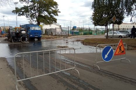 На главной автомагистрали западной части Тамбова вторые сутки бьёт фонтан из канализации