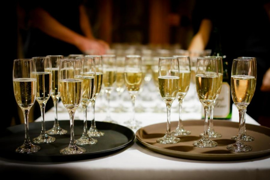 В России перед Новым годом шампанское может подорожать на несколько сотен рублей