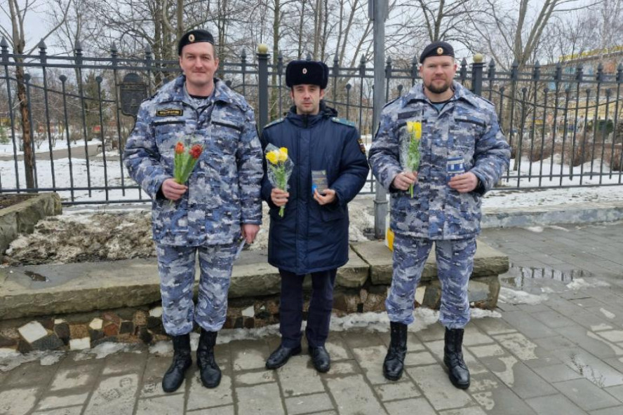 Приставы с букетами "ловили" тамбовчанок в центре города