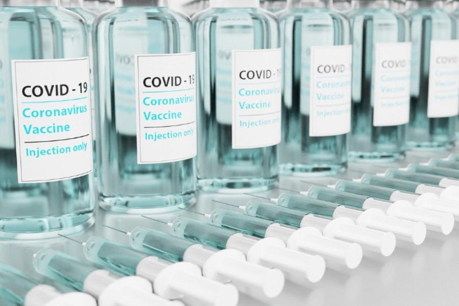 Обязательную вакцинацию от COVID-19 введут еще в восьми регионах