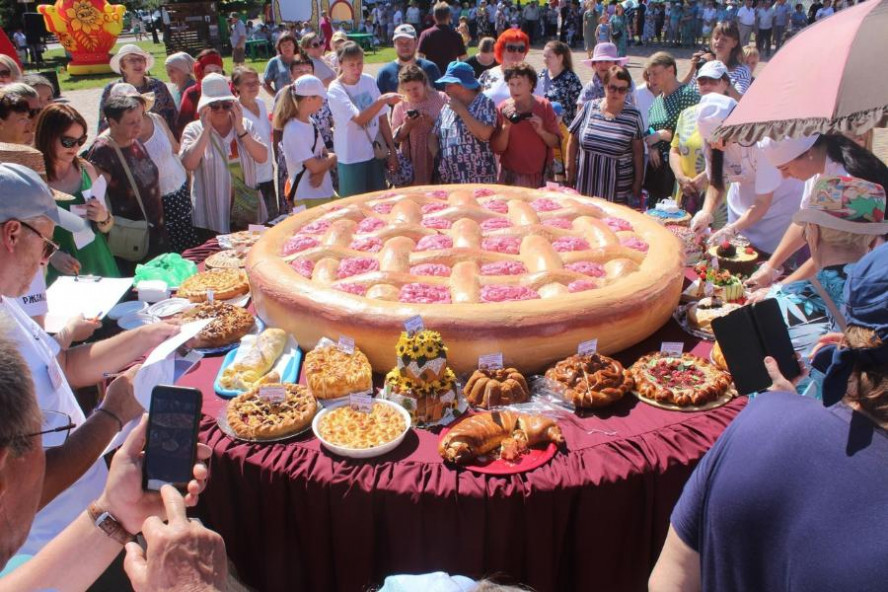 В Ржаксинском округе на фестивале представили огромный пирог