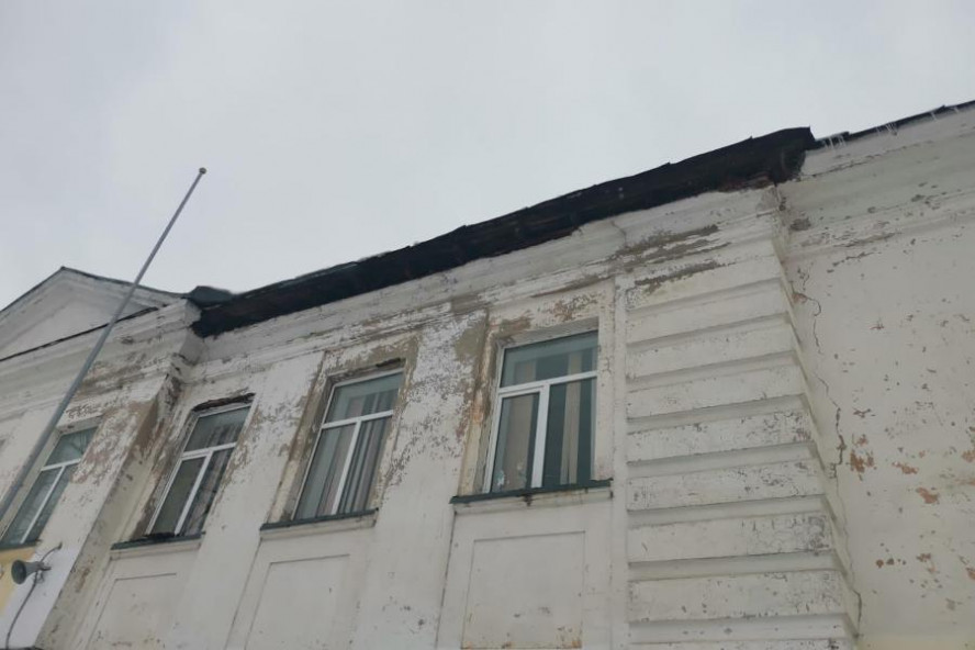 Прокуратура проводит проверку по факту обрушения части крыши в рассказовской школе