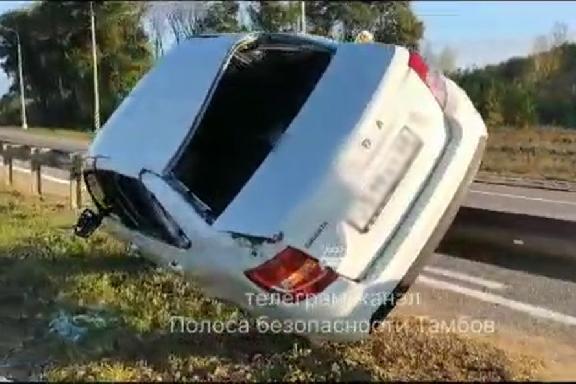В Тамбовской области автомобиль "Лада" повис на отбойнике