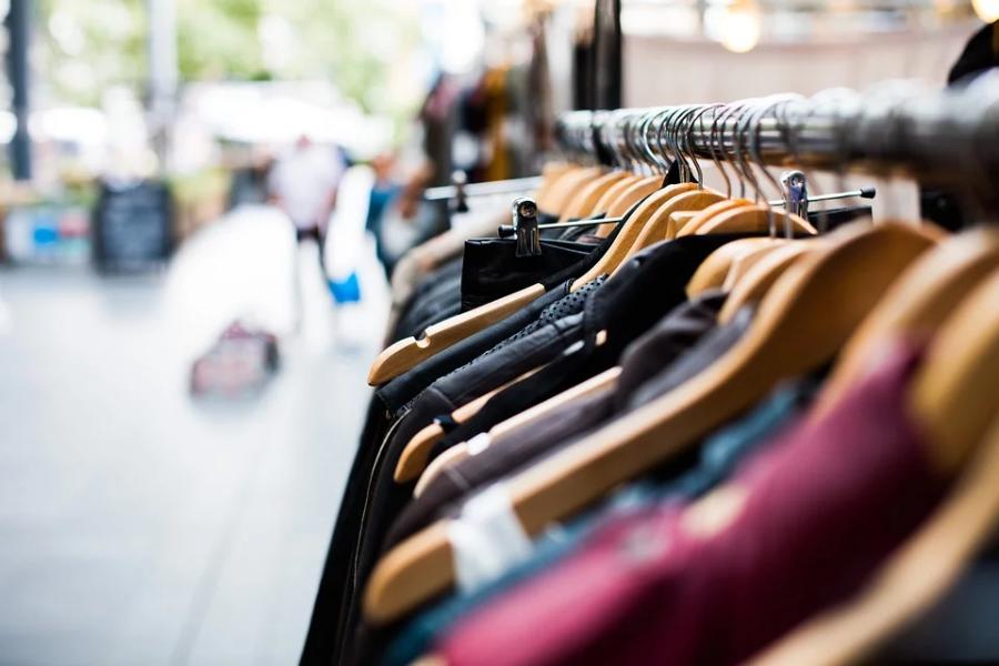 В список пострадавших от коронавируса сфер экономики добавили торговлю одеждой