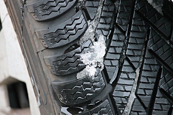 В ГИБДД разъяснили правила об обязательных зимних шинах