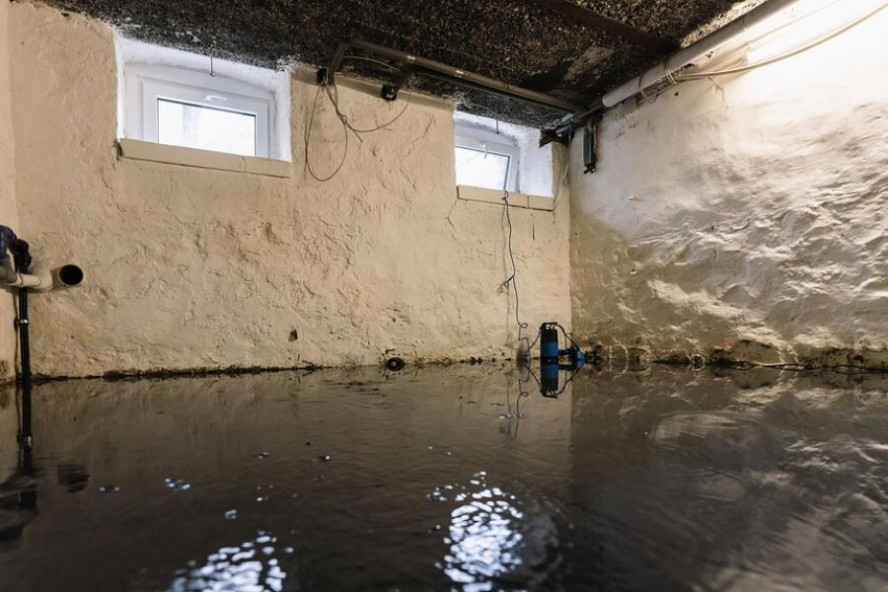 Жители многоэтажки в Первомайском районе жалуются на затопленный подвал