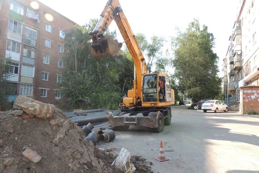 Ветхий трубопровод, из-за которого страдали жители Островитянова, начали ремонтировать
