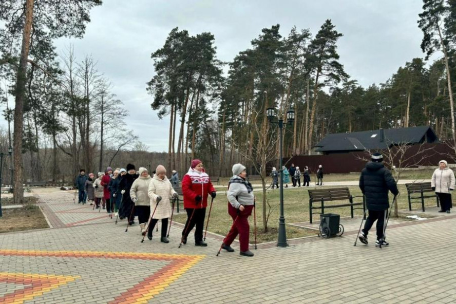 Невролог объяснила пользу скандинавской ходьбы