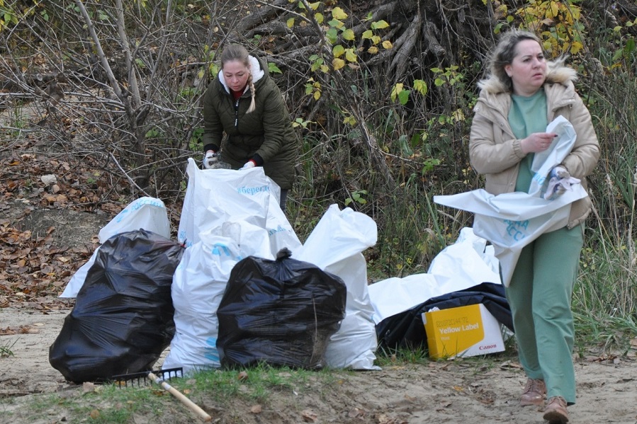 На Красненском карьере волонтеры собрали и рассортировали 50 мешков мусора