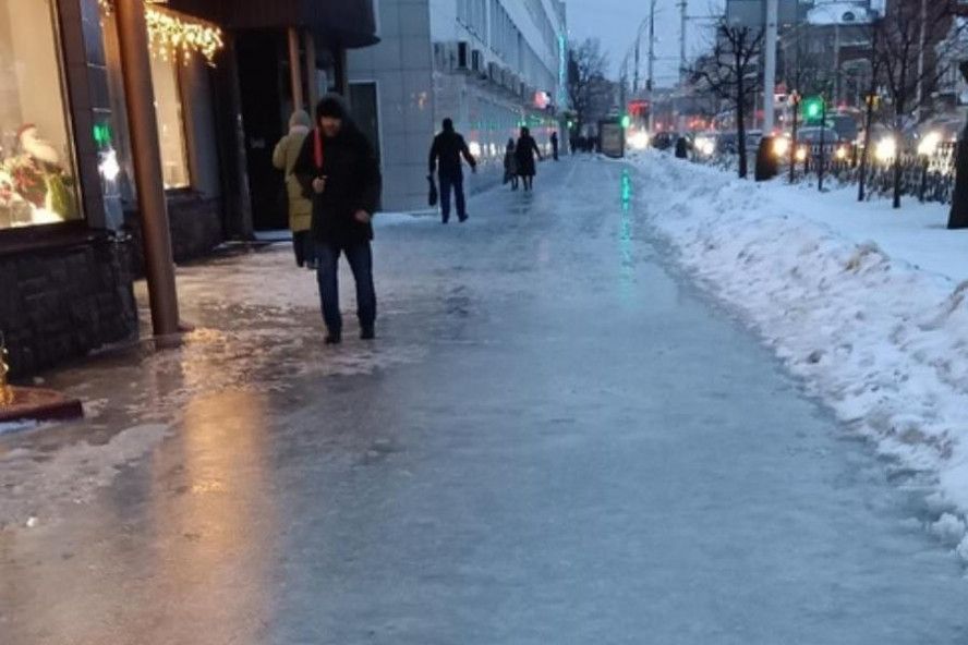 Неубранный вовремя снег превратил дороги и тротуары Тамбова в сплошной каток