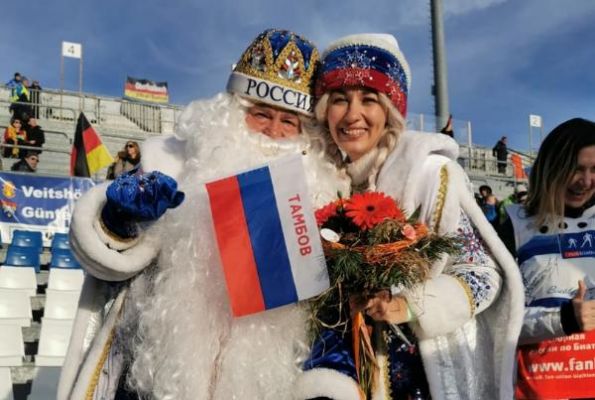 Александр Логинов подарил свой чемпионский букет тамбовской Снегурочке