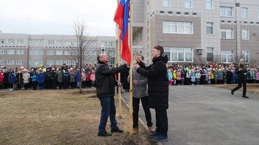 Сергей Кириенко сообщил о поддержке большинством родителей исполнения гимна в школах