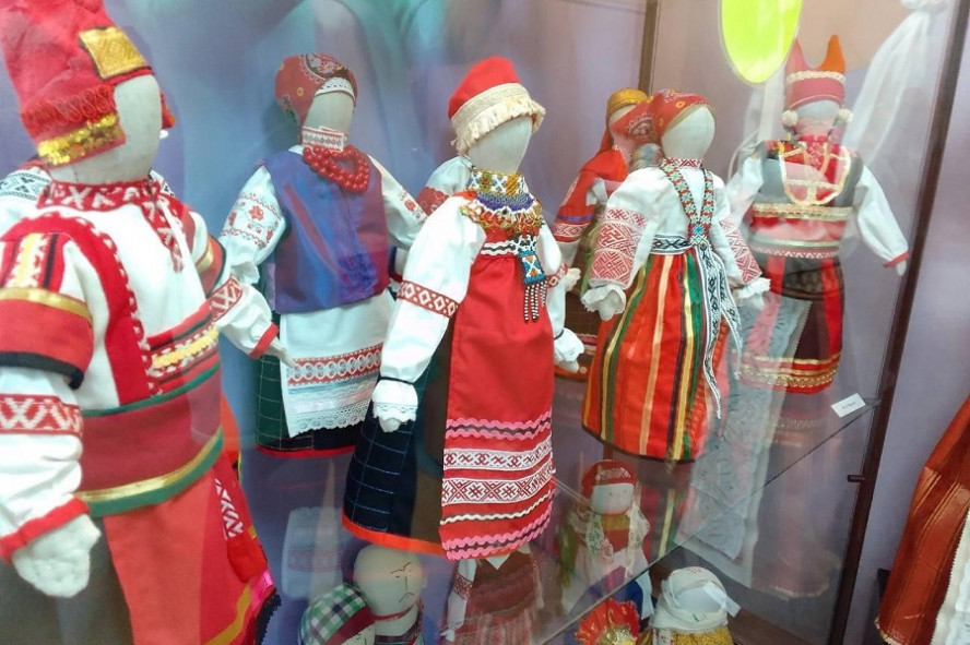 В краеведческом музее Рассказова открылась уникальная выставка кукол
