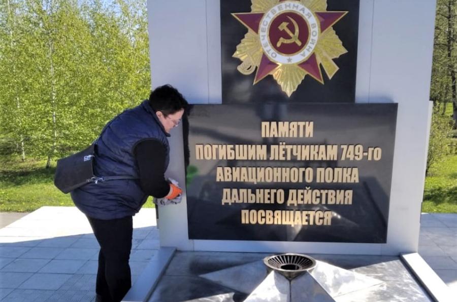 В Рассказовском районе провели субботник возле памятника лётчикам