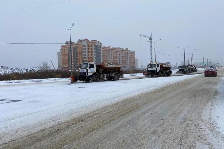 Дорожные службы продолжают убирать Тамбов от снега и наледи