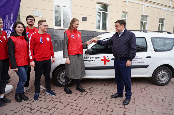 Волонтеры-медики получили в подарок от ТГУ автомобиль для работы в районах области