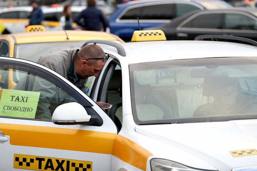 Таксисты попросили ввести мораторий на медосмотры
