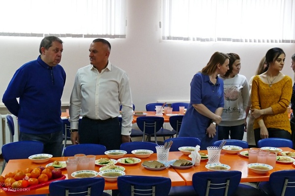 Среднюю школу Котовска проверили на готовность к бесплатному питанию школьников младших классов