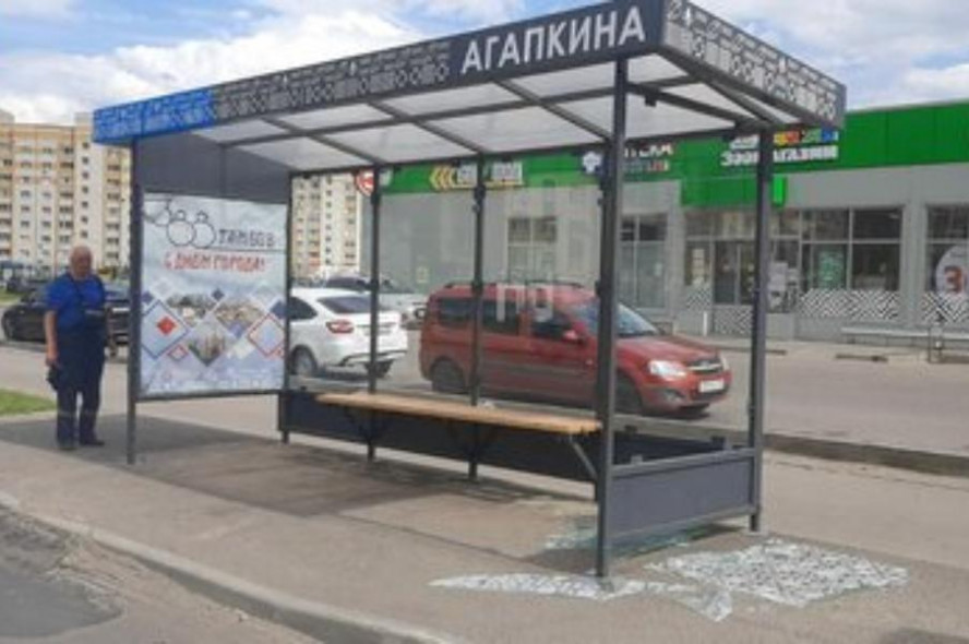 В Тамбове вандалы разбили стекло автобусной остановки на улице Агапкина