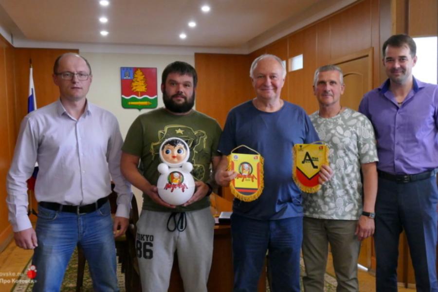 Алексей Плахотников встретился с активистами, развивающими котовский хоккей