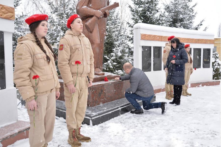 Глава Рассказовского района возложил цветы к мемориалу памяти воинам-землякам, погибшим в годы войны