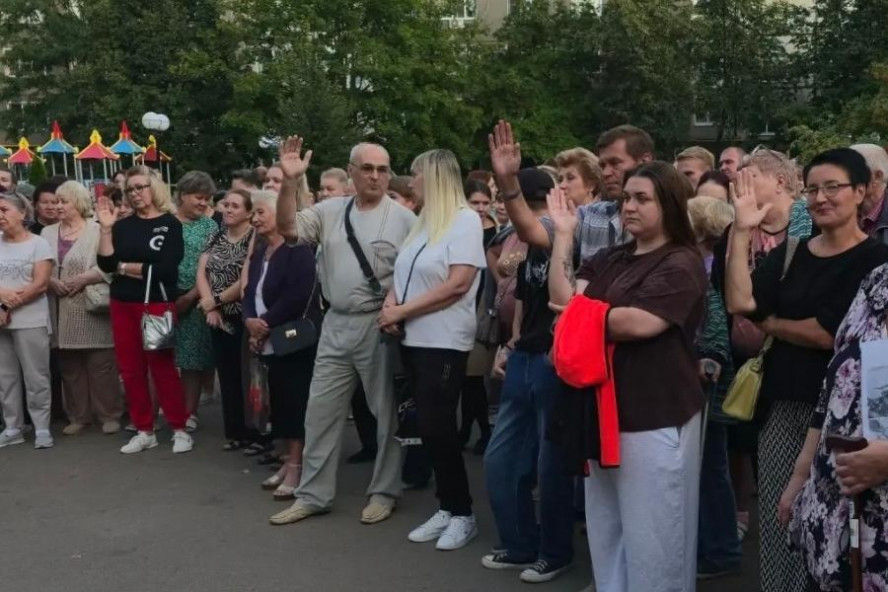 Стихийные парковки и состояние дворов: что обсудили на встрече с жителями севера Тамбова