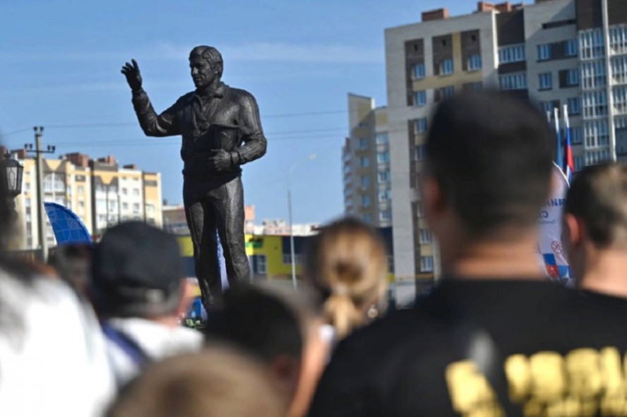 В Тамбове открыли памятник чемпиону мира по греко-римской борьбе Евгению Артюхину