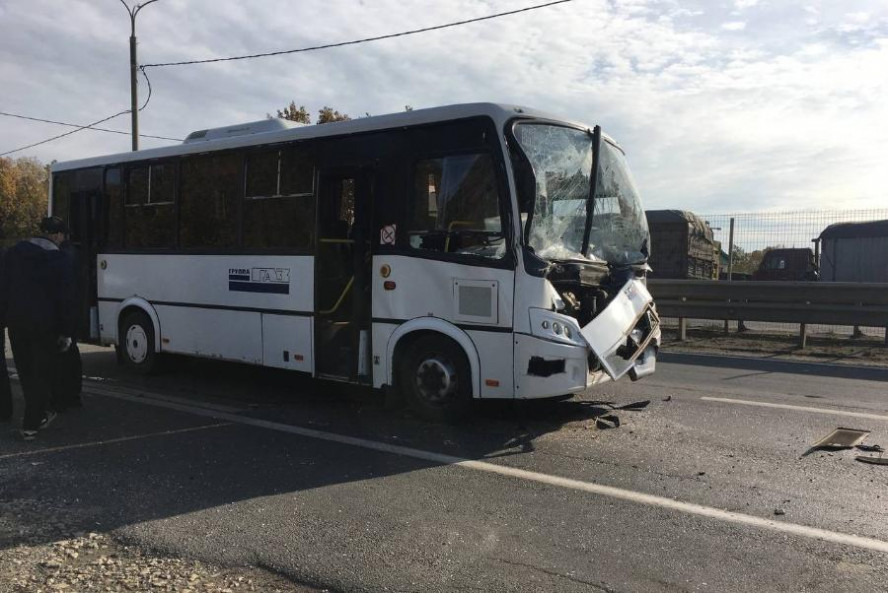 Под Тамбовом столкнулись рейсовый автобус и два большегруза: есть пострадавшие