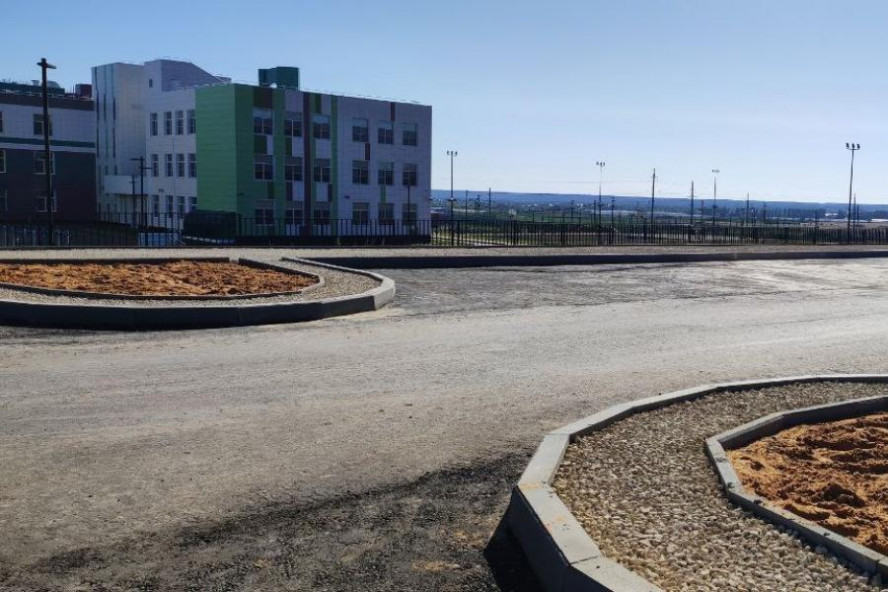 У новой школы на севере Тамбова завершают строительство парковочных карманов