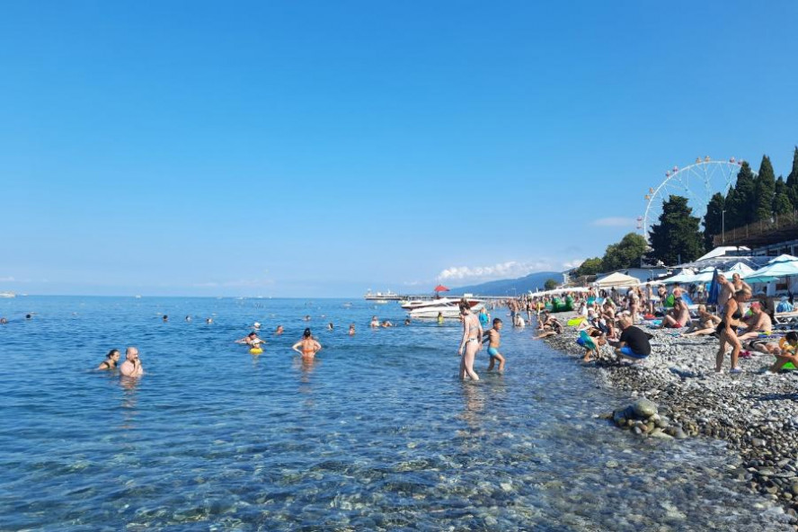 Туристический поток в Крым этим летом сократился почти в два раза